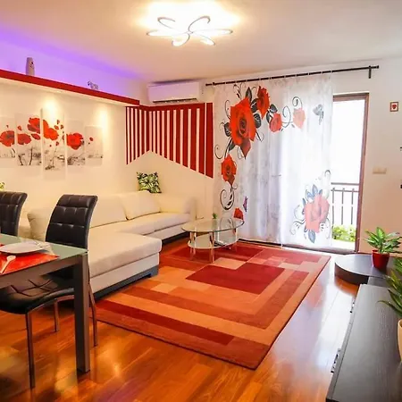 Two Beautiful Near The Sea Apartment Kastela