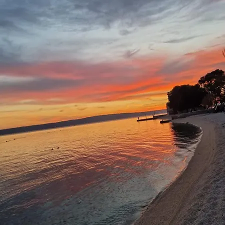 Two Beautiful Near The Sea Apartment Kastela