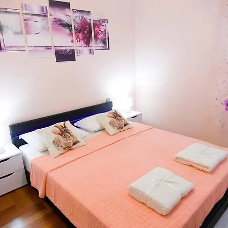 Two Beautiful Near The Sea Apartment Kastela