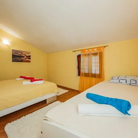 Apartment Two Beautiful Near The Sea Kastela