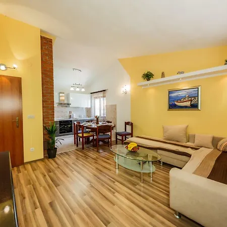 Two Beautiful Near The Sea Apartment Kastela